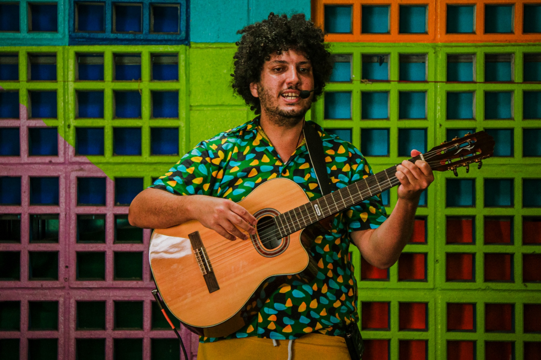 Flávio Aoun tocando violão